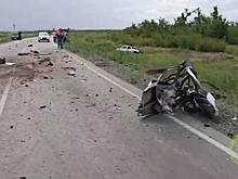 В Волгоградской области в ДТП с автогрейдером разорвало легковушку