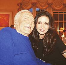 Кэтрин Зета-Джонс тепло поздравила своего свекра Кирка Дугласа со 102-летием