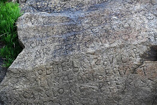 На скале во Франции нашли 230-летний шифр