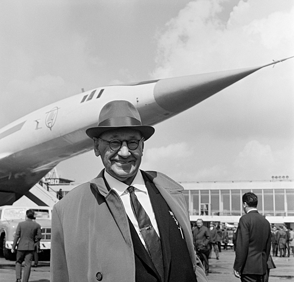 Известный советский авиаконструктор Алексей Андреевич Туполев в аэропорту Шереметьево во время презентации сверхзвукового самолета ТУ-144, 1968 год