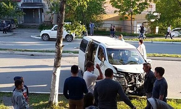Видео: Подросток на отцовском Nissan Elgrand устроил массовую аварию в Приморье