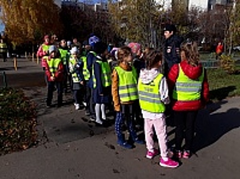 Сотрудники Госавтоинспекции Зеленограда проводят акцию «Шагающий автобус»