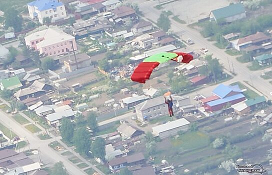 В Екатеринбурге десять парашютистов десантировались у «Космоса»