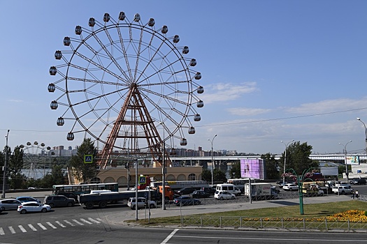 В Новосибирске эвакуировали семь человек с остановившегося колеса обозрения