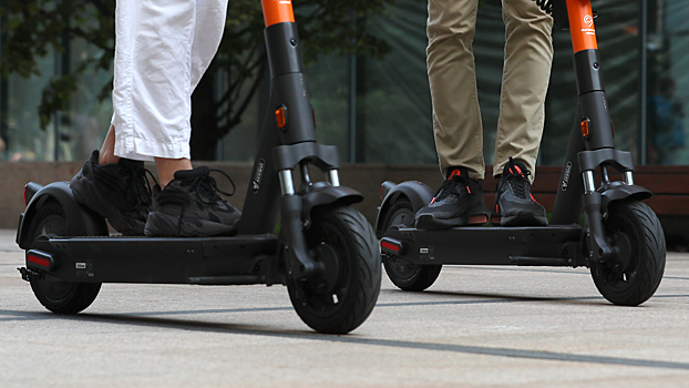 Юрист назвал условия для лишения прав за пьяную езду на электросамокате