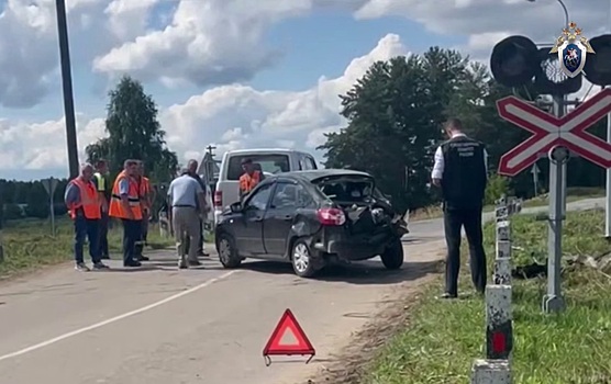 Электричка столкнулась с легковушкой на ж/д переезде в Нижегородской области