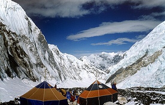 Китаец с ампутированными ногами покорил Эверест