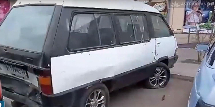 Без комментариев: у торгового центра в Астрахани забыли автомобиль
