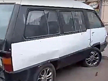 Без комментариев: у торгового центра в Астрахани забыли автомобиль