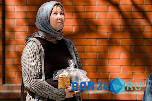В Троицком храме Азова освятили куличи и яйца