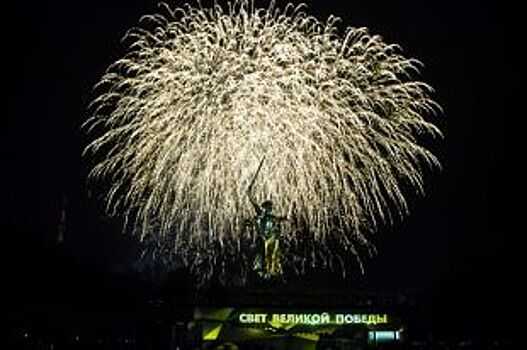 Волгоградцев поразил фейерверк на фоне Родины-матери