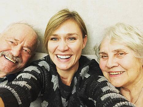 Мария Машкова поделилась милым снимком бабушки и деда с их правнучками