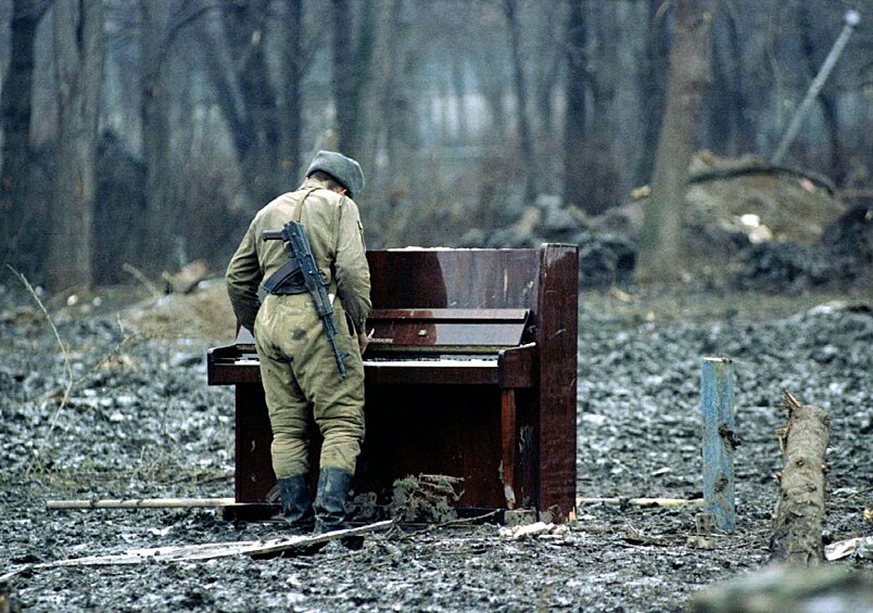 Российский солдат играет на пианино в центральном парке Грозного, 6 февраля 1995 года. 