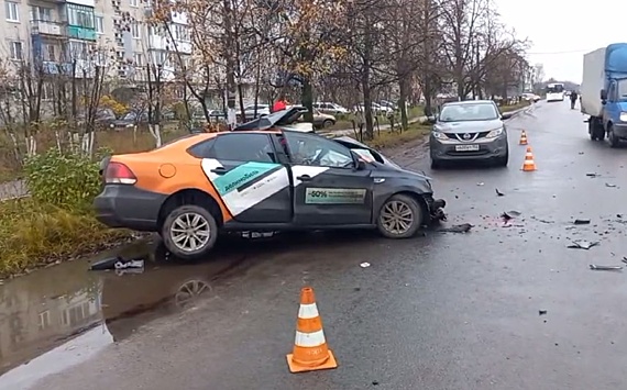 Авария с автомобилем каршеринга и КамАЗом произошла в Дзержинске