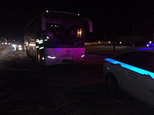 В Самарской области сотрудники ГИБДД вытащили автобус с 55 пассажирами из снега