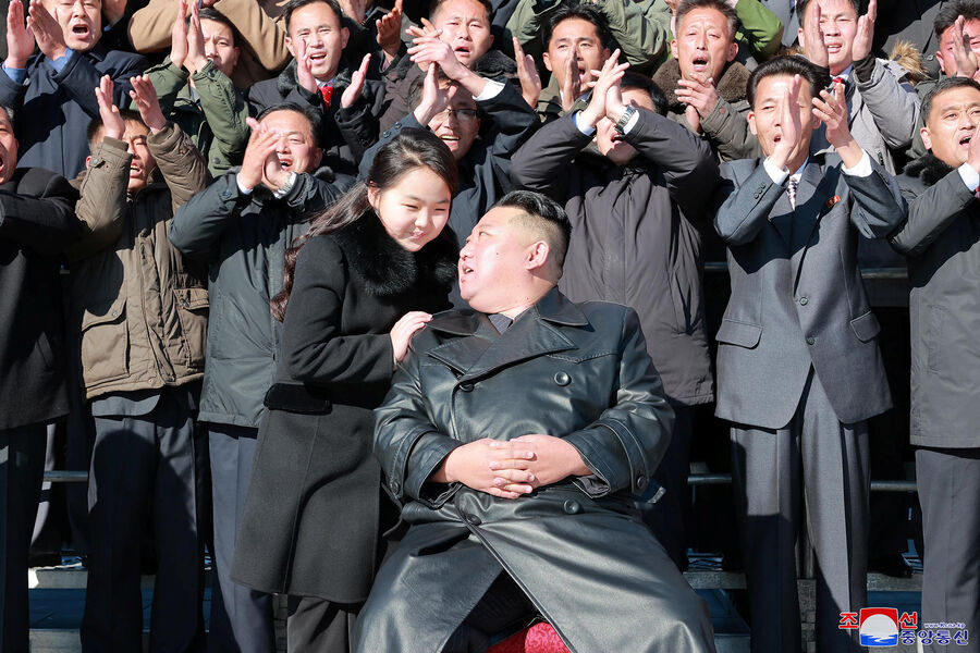 Ким Чен Ын сфотографировался с дочерью на фоне стратегической ракеты Hwasong-17