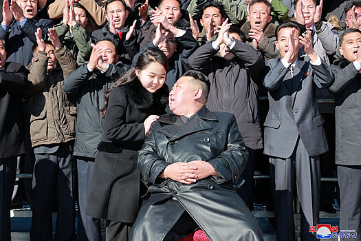 Ким Чен Ын попозировал с дочерью на фоне новой ракеты