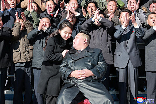 Ким Чен Ын попозировал с дочерью на фоне новой ракеты