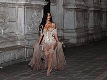 Ким Кардашьян пришла в белье и чулках на свадьбу миллиардера