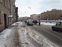 Коммунальщики сбросили глыбу льда на проезжавшую машину в Петербурге