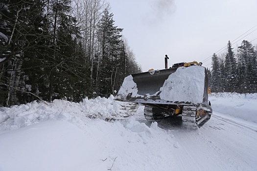 На Среднем Урале сотни машин убирают последствия снегопада