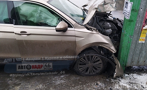 В Курске иномарка врезалась в остановку