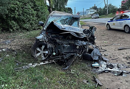 От машины ничего не осталось, водитель отделался царапинами: страшная авария произошла в Костромской области