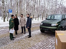 Андрей Гнеушев передал автомобиль-внедорожник с гуманитарной помощью Герою России Виталию Антонову