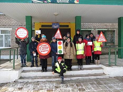 В Смоленской области на автодороге М-1 прошла акция-флешмоб «Дети против ДТП! А Вы?»