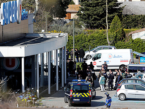 Скончался полицейский, обменявший себя на заложника при теракте во Франции