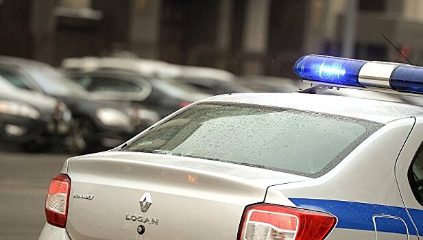 Неизвестный на BMW отобрал 2 млн у мужчины на стоянке в Москве