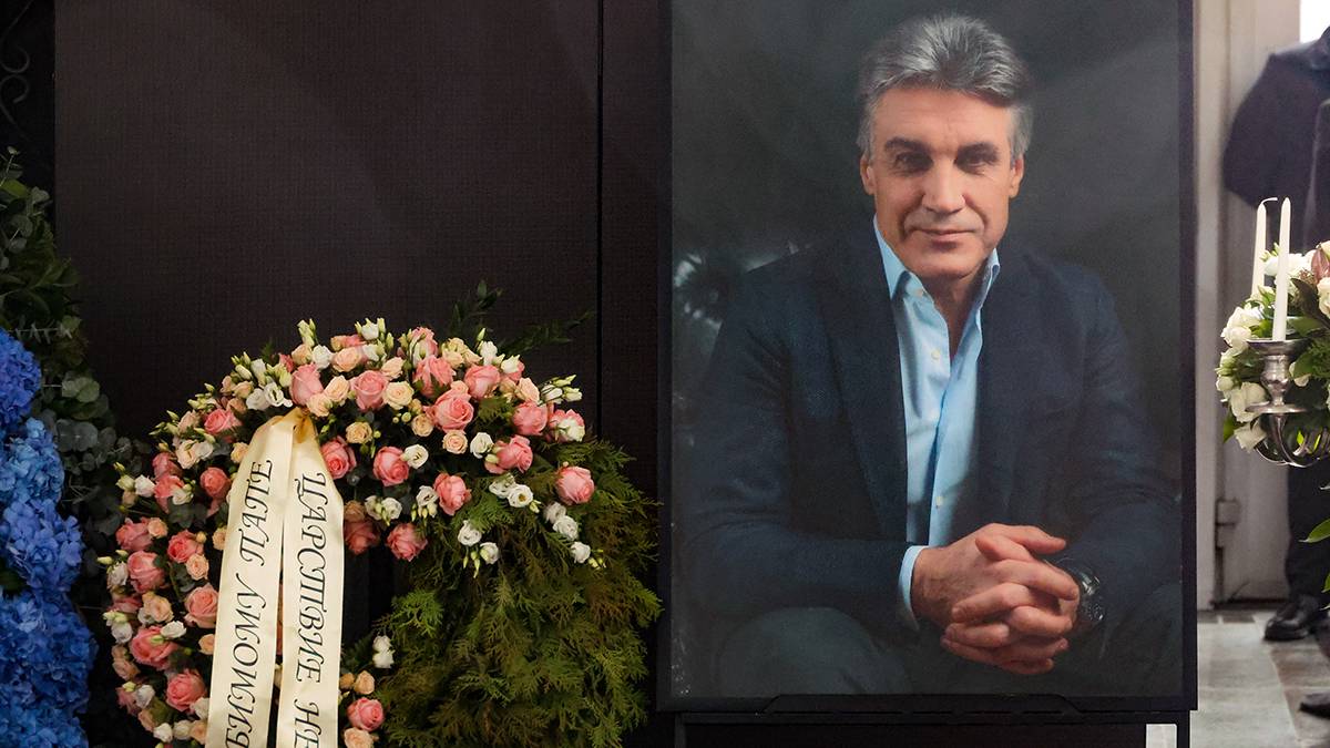 Малышева, Эрнст и Якубович пришли на церемонию прощания с Пимановым