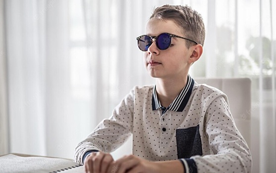 Слепым детям-инвалидам раздали автоматы Калашникова