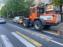 В Калининграде трактор сбил водителя внедорожника и повредил автомобиль