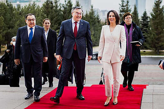 Глава МИД ФРГ Бербок: Европа поможет Казахстану избежать зависимости от России и Китая