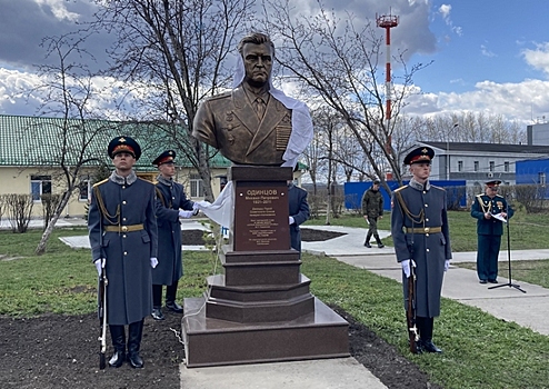 Памятник дважды Герою Советского Союза летчику Михаилу Одинцову открыли в Екатеринбурге