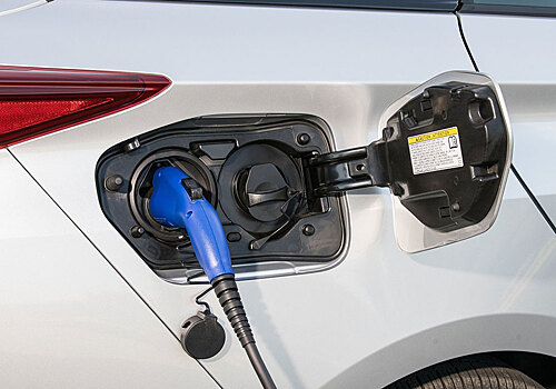 Десятилетний китаец с друзьями разбил 30 новых электрокаров на 30 000 долларов