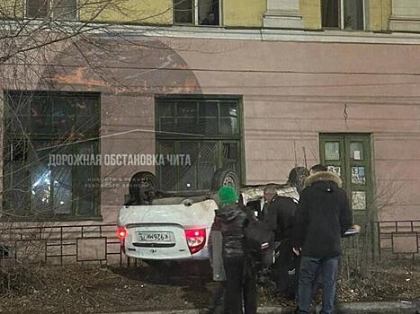 Иномарка перевернулась на крышу и снесла забор в Чите