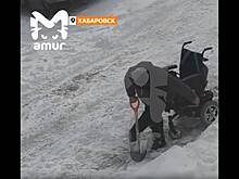 В российском городе инвалиду пришлось самому расчищать снег для проезда на коляске