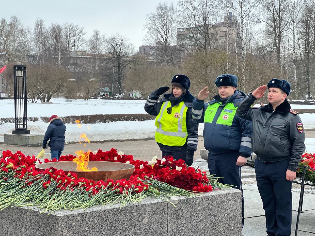 Сотрудники полиции Петербурга возложили цветы на Серафимовском кладбище