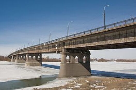 В Омске полицейские сняли девушку с Ленинградского моста
