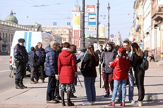 В Петербурге на борьбу с COVID-19 выйдут дворники в защитных костюмах