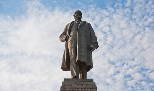 Волгоградец пытается продать столетнюю тарелку с портретом Ленина