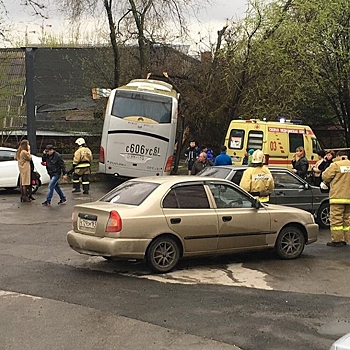 В центре Ростова автобус врезался в "Ford", а после влетел в дерево