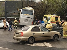 В центре Ростова автобус врезался в "Ford", а после влетел в дерево