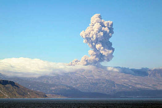МЧС: на Курилах вулкан Эбеко выбросил пепел на высоту 1,8 км