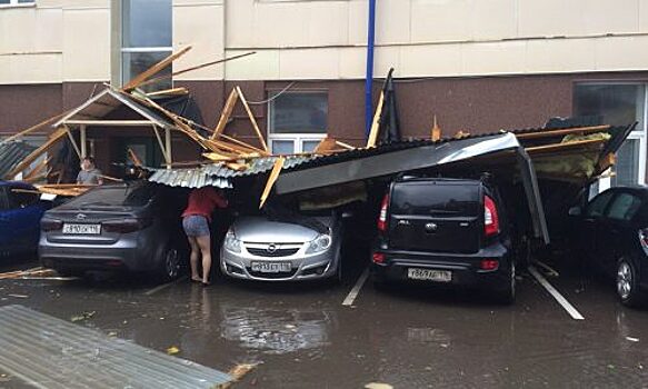 Сорванная ветром крыша раздавила девять машин в Казани