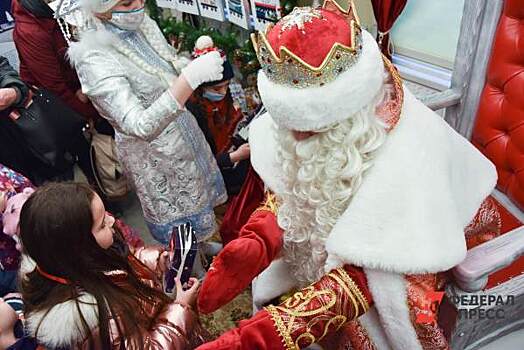 Ямальский мэр на день стал помощником Деда Мороза