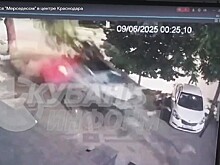 Полет горящего Mercedes в центре Краснодара попал на видеокамеры