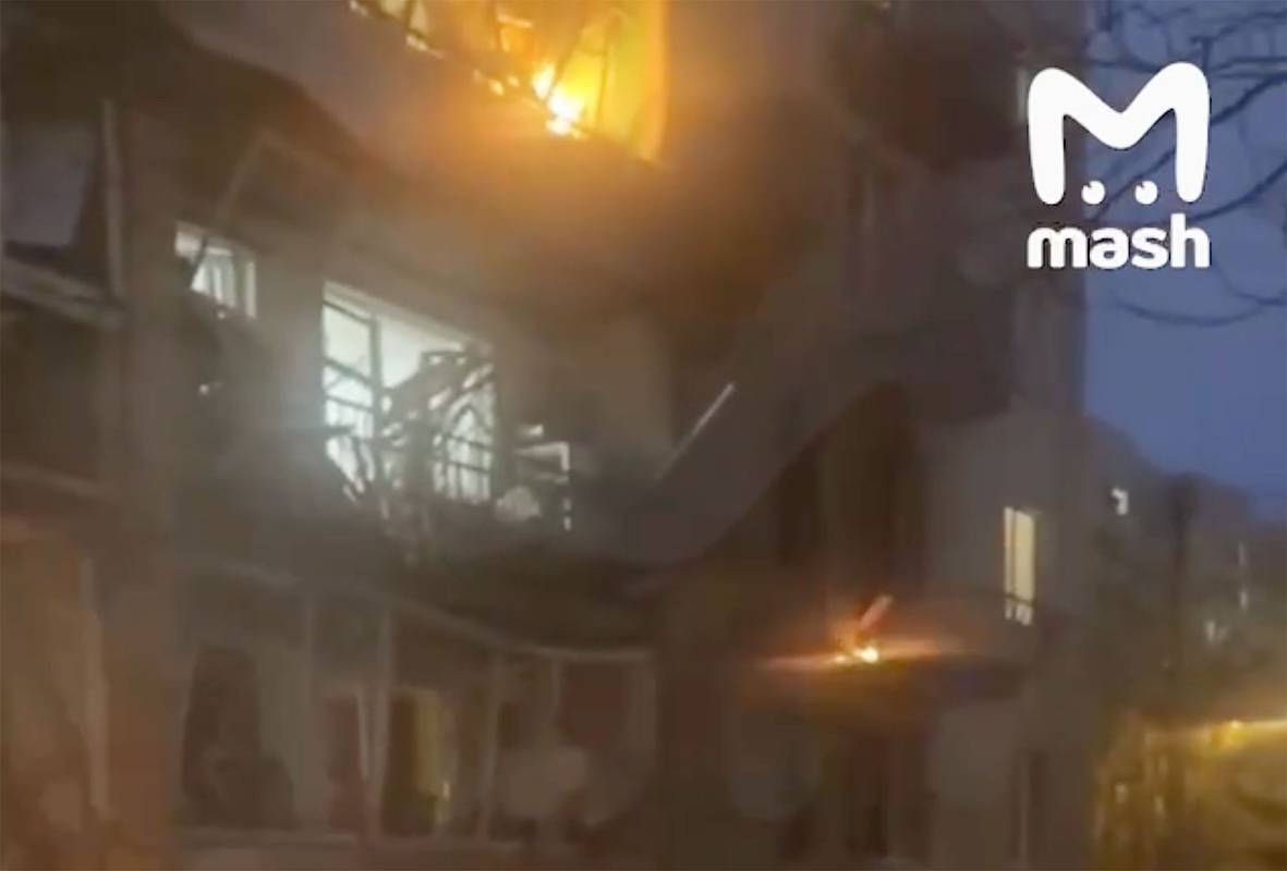 Горящий после взрыва беспилотника жилой дом в Петербурге сняли на видео